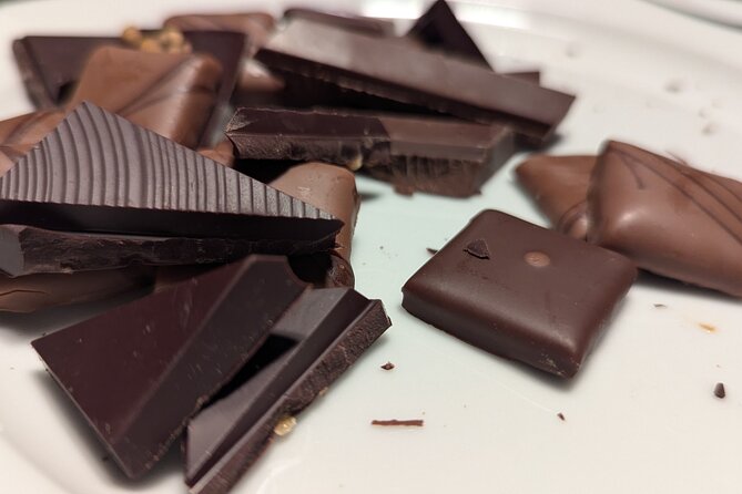 Zurich Chocolate Tour: Discover Artisan Chocolate and Its History - Comparing cocoa varieties and production methods